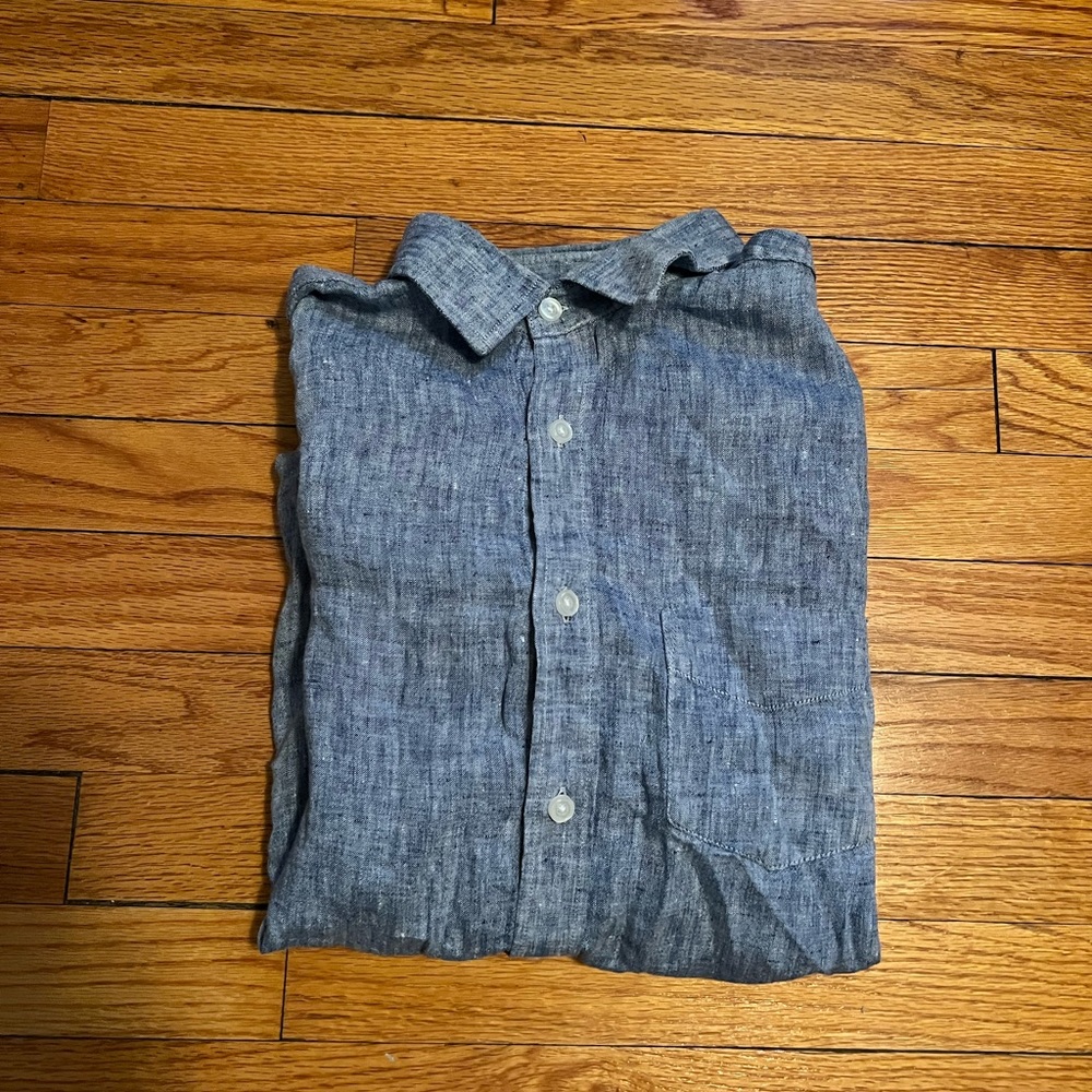 Untuckit Mens Blue Linnen Button down shirt. Blue